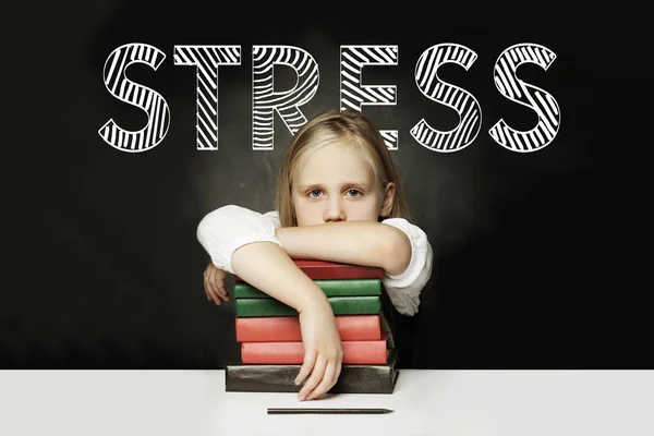 Niña cansada con libros. Concepto de estrés —  Fotos de Stock