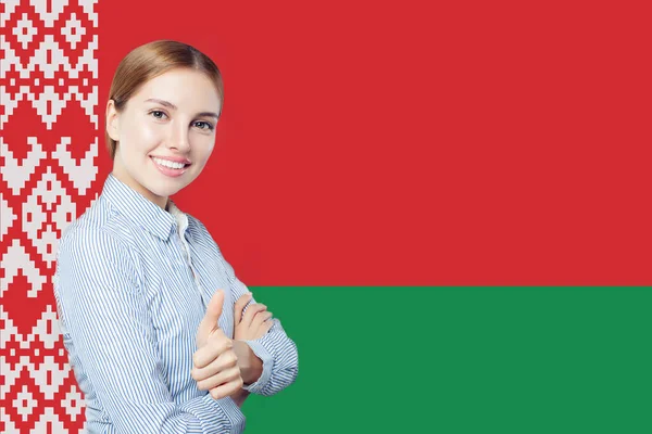 Belarus konseptine bayılıyorum. Mutlu sevimli kadın baş parmağını gösteriyor. — Stok fotoğraf