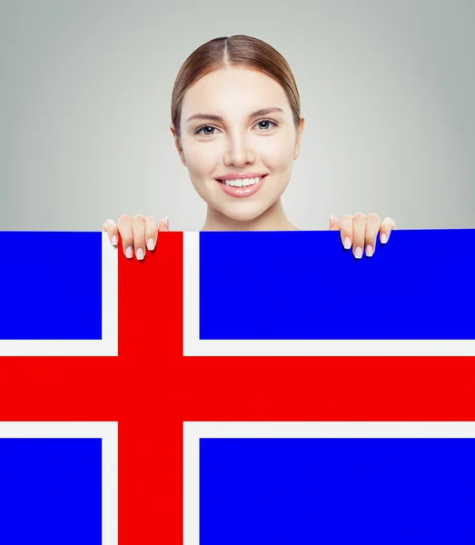 Ισλανδική ιδέα. Ευτυχισμένη γυναίκα με φόντο την ισλανδική σημαία. — Φωτογραφία Αρχείου