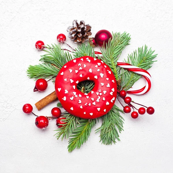 Composición de la tarjeta de Navidad con rosquilla, rama de abeto verde, cono , —  Fotos de Stock