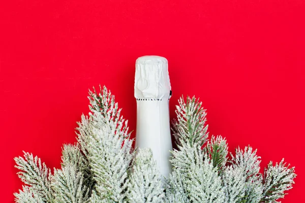 Kerst concept met mousserende wijn fles en groene FIR twig — Stockfoto