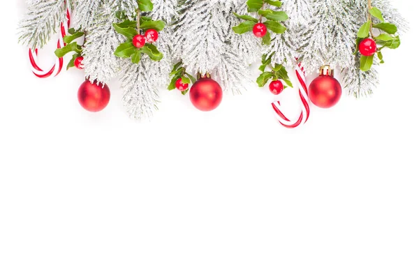 Frontera navideña. Rama de árbol de Navidad de invierno, bayas de acebo rojo —  Fotos de Stock