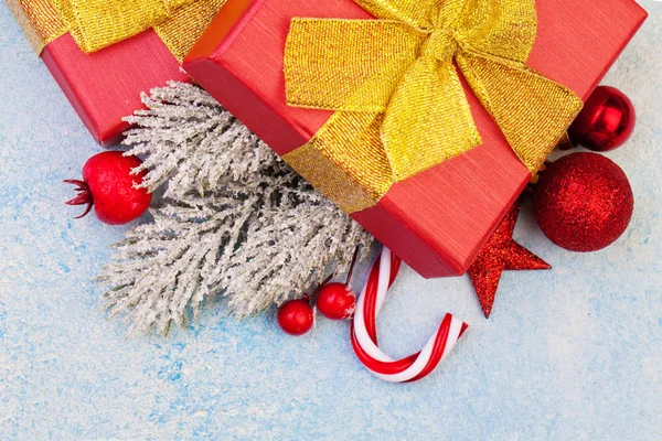 Caja de regalo de Navidad con cinta de brillo de oro y lazo y Año Nuevo — Foto de Stock