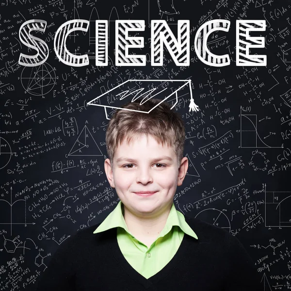 Lern Bilim. Tahta arka plan da akıllı öğrenci çocuk — Stok fotoğraf