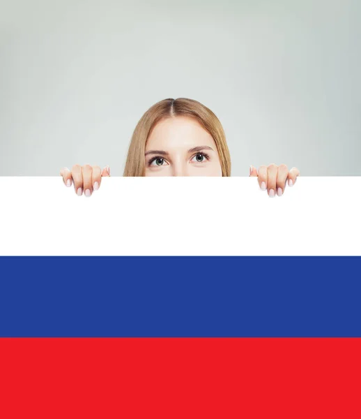 Rusia concepto con feliz estudiante mujer con Federación Rusa —  Fotos de Stock
