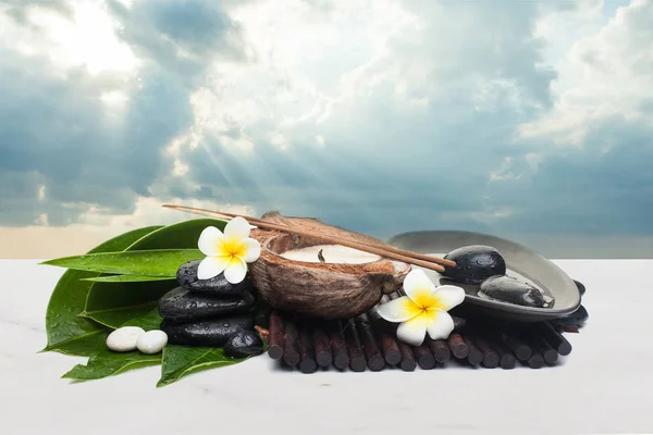 Objetos de spa para terapia con velas y flores . — Foto de Stock