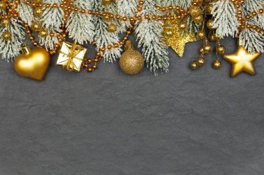 Altın ve siyah Noel kompozisyonu. Altın hediyeler, yıldızlar, çelenkler 