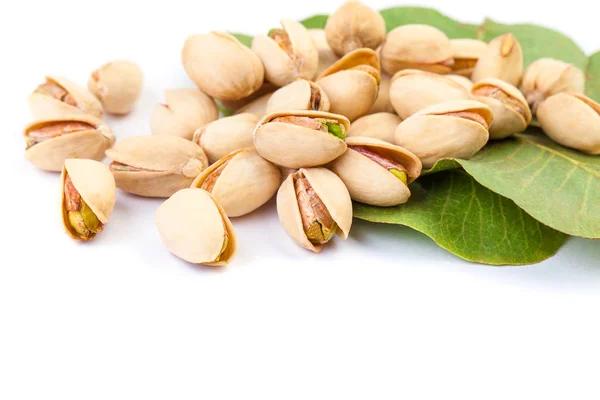 Tsty pistachio nuts with leaves isolated on white background — Stock Photo, Image