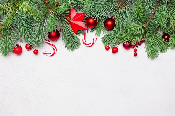 Composizione di Natale variopinta con ramo di abete di Natale verde — Foto Stock