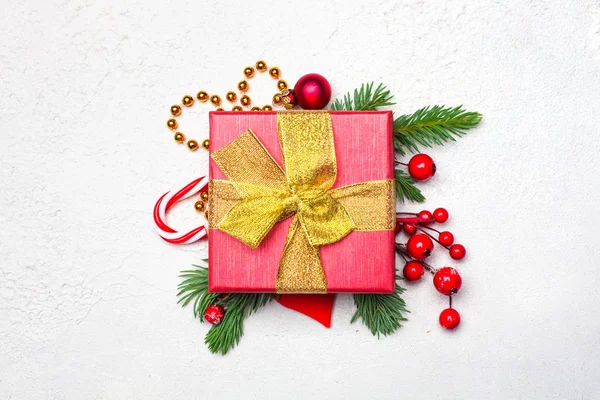 Regalo rojo de Navidad con cinta dorada y lazo —  Fotos de Stock