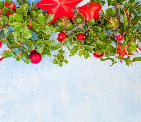 緑のホリーの葉、赤い果実のクリスマスカード — ストック写真