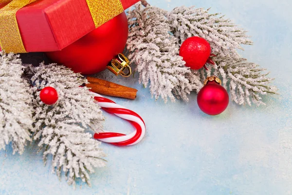 Decorações de Natal. Fundo de Natal com ramo de árvore de Natal verde — Fotografia de Stock