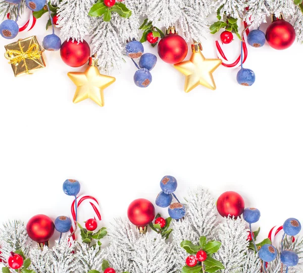 Weihnachtsgirlanden mit roten und blauen Beeren, goldenes Geschenk — Stockfoto