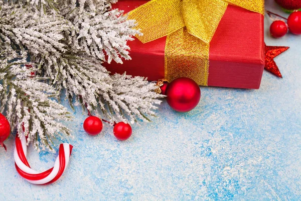 Vánoční pozadí. Vánoční ozdoby se zimními jedlovými větvemi — Stock fotografie
