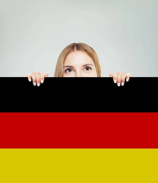 Viajar na Alemanha conceito. Mulher bonita mostrando bandeira da Alemanha — Fotografia de Stock