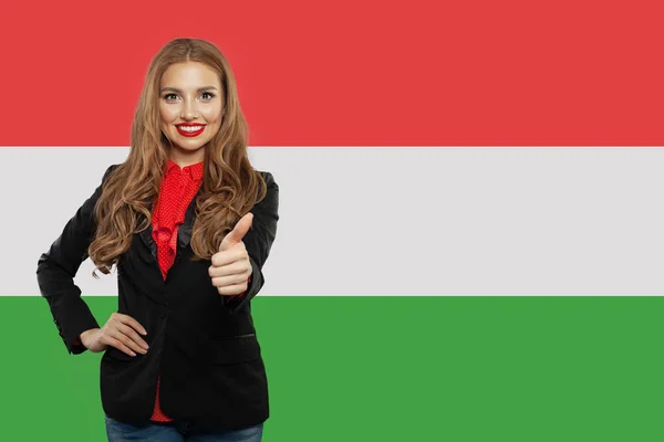 Menina estudante bonito feliz contra o fundo bandeira Hungria . — Fotografia de Stock