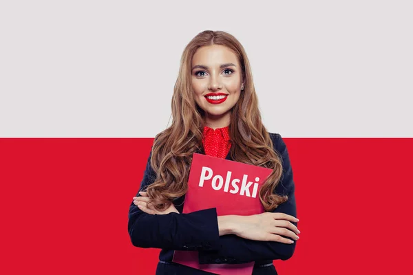 Gelukkig meisje op de Poolse vlag achtergrond. Reizen en leren Pools taalconcept. Boek met opschrift polish op polish — Stockfoto