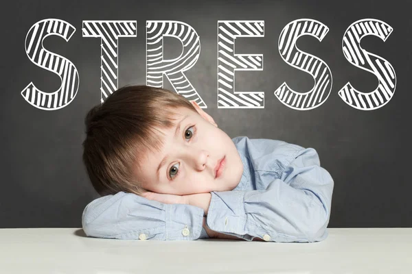 Niño cansado con estrés. Triste concepto —  Fotos de Stock