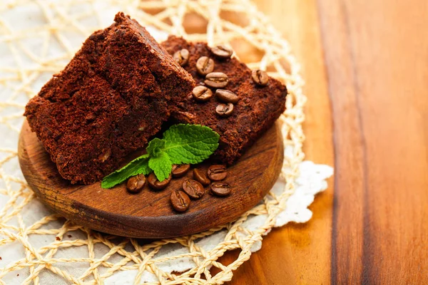 Bolo Brownie com grãos de café e folhas de hortelã — Fotografia de Stock