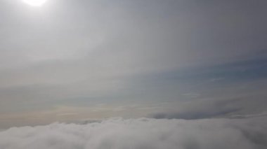 Gri Yüksek İrtifa Bulutları. Cennetin boşluğunda güneş ışığı.