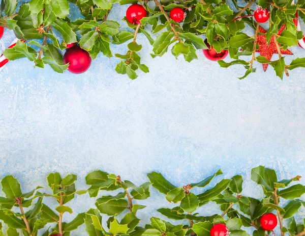 Julkrans med gröna järnek blad och röda bär — Stockfoto