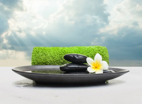 黑盘上的温泉用品和绿色毛巾。 温泉健康概念 — 图库照片