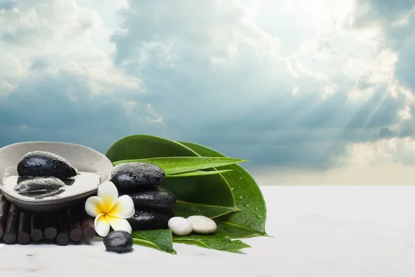 Spa tropical piedras blancas y negras con flor para una terapia saludable — Foto de Stock