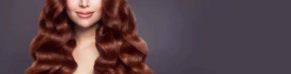 Hermoso cabello de mujer. Cabello largo y sano rizado marrón sobre fondo de banner —  Fotos de Stock