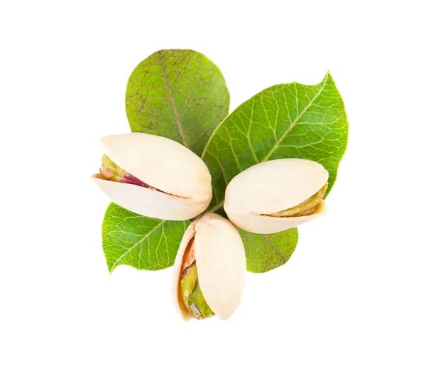 Sabrosas nueces de pistacho con hojas naturales aisladas en blanco — Foto de Stock