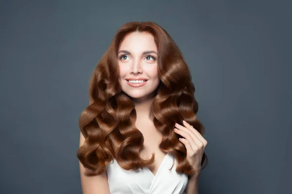 Porträtt av perfekt kvinna med långt lockigt hår tittar upp. — Stockfoto