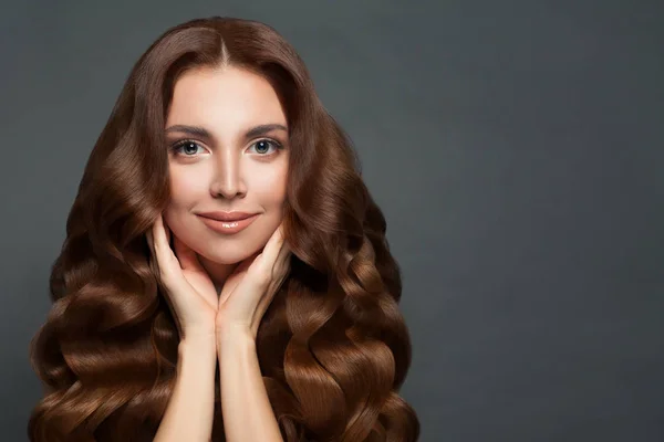 Bella donna sana con lunga acconciatura ondulata, concetto di cura dei capelli — Foto Stock