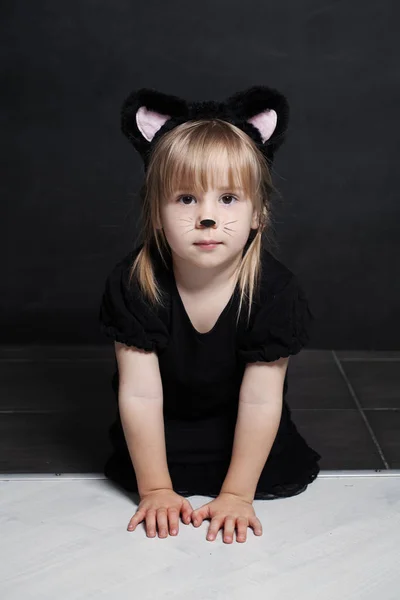 Kitten child girl. Creative Halloween character — Stock Photo, Image