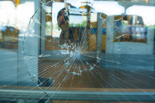 Зламані скляні промені. Зламане вікно крамниці. — стокове фото