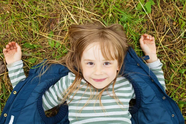 Vista dall'alto ritratto di una bella bambina in giacca blu rilassante — Foto Stock