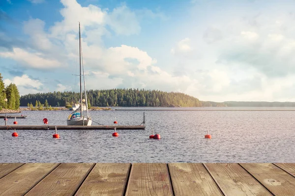 Yacht near the wooden mini pier on Lake in Finland. — Stock Photo, Image