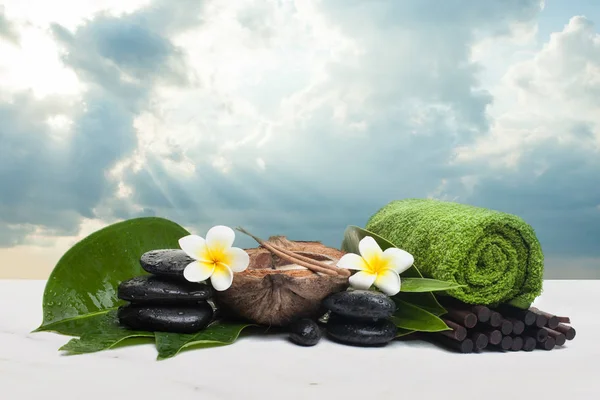 Kaars voor therapie op witte achtergrond. Spa gezond concept — Stockfoto