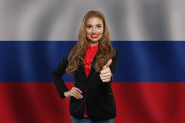 Rusya 'da mutlu kadın öğrenci kavramı Rus bayrağının üzerinde.