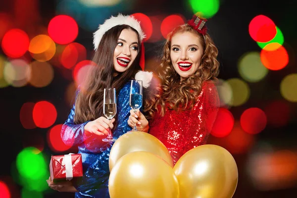 Feliz retrato de mujeres navideñas. Chicas de moda de invierno en abstracto bokeh brillo brillo fondo de la fiesta —  Fotos de Stock