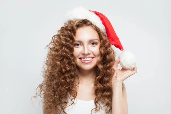 아름다운 산타 모자를 쓰고 흰색으로 웃는 아름다운 여인 크리스마스와 새로운 이들 — 스톡 사진