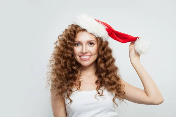 Glad ung kvinna i Santa hatt ler på vit bakgrund. — Stockfoto