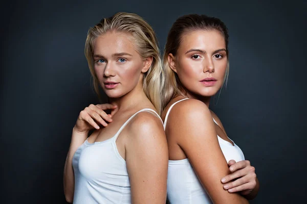 Jeunes femmes mignonnes portant une chemise blanche. Deux modèles à la peau claire naturelle et aux cheveux blonds — Photo