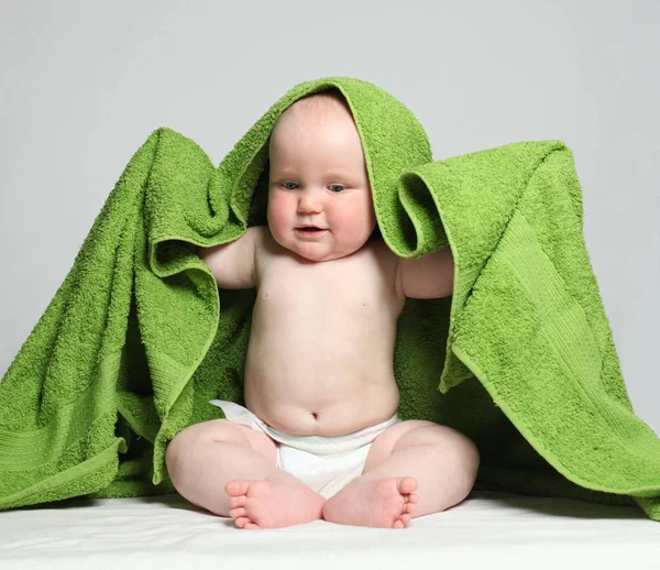 Boldog baba, szülői gondoskodás koncepció. Egészséges élet — Stock Fotó