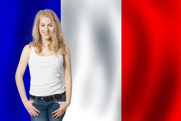 Frankreich Konzept mit glücklicher Frau auf französischem Flaggenhintergrund. — Stockfoto