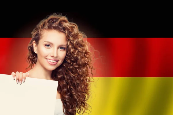 Viajar en Alemania concepto. Mujer bonita mostrando fondo blanco — Foto de Stock