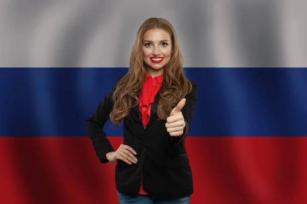 Rusia concepto con la mujer feliz estudiante con el pulgar hacia arriba en la bandera rusa — Foto de Stock