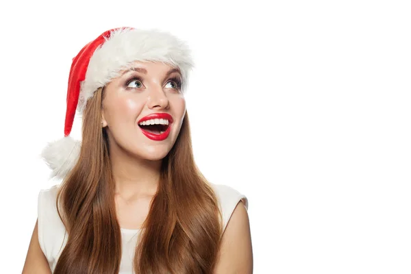Noel Baba şapkalı kadın beyazlar içinde yalnız başına yukarı bakıyor.. — Stok fotoğraf