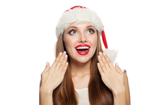 Weihnachtsfrau. überrascht Modell Mädchen in Weihnachtsmann Hut isoliert — Stockfoto