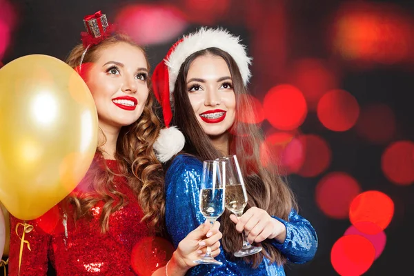 Щасливі різдвяні жінки друзі розважаються на абстрактному боке — стокове фото