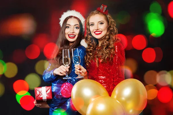 Vrolijke kerst vriendinnen lachen. Winter mode meisjes — Stockfoto