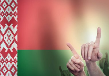 Eller Belarus bayrağının arkasında. Özgürlük kavramı